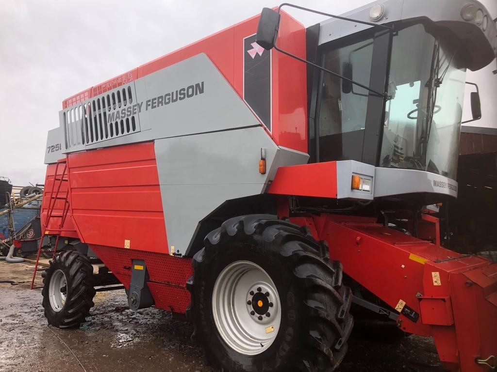 Combine Harvester Massey Ferguson 7256